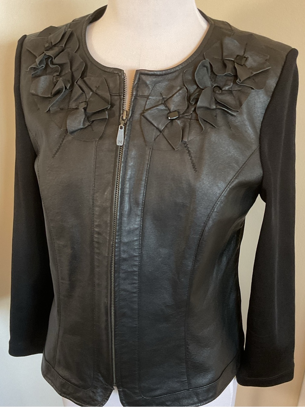 Peter Nygard Black Leather Jacket Raised Floral Appliqué Knit Sleeve Size 4 6 - Picture 4 of 9
